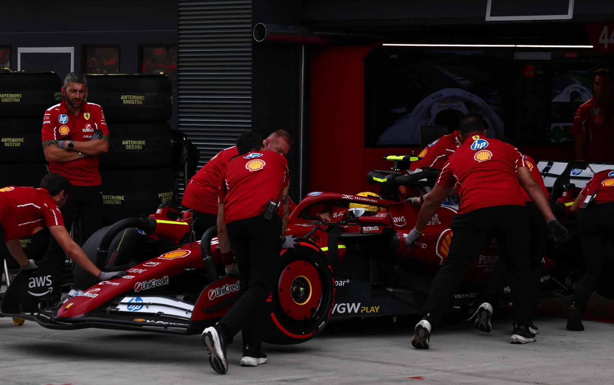 Lewis Hamilton rientra al box sconfitto dopo l'eliminazione in qualifica in Ungheria