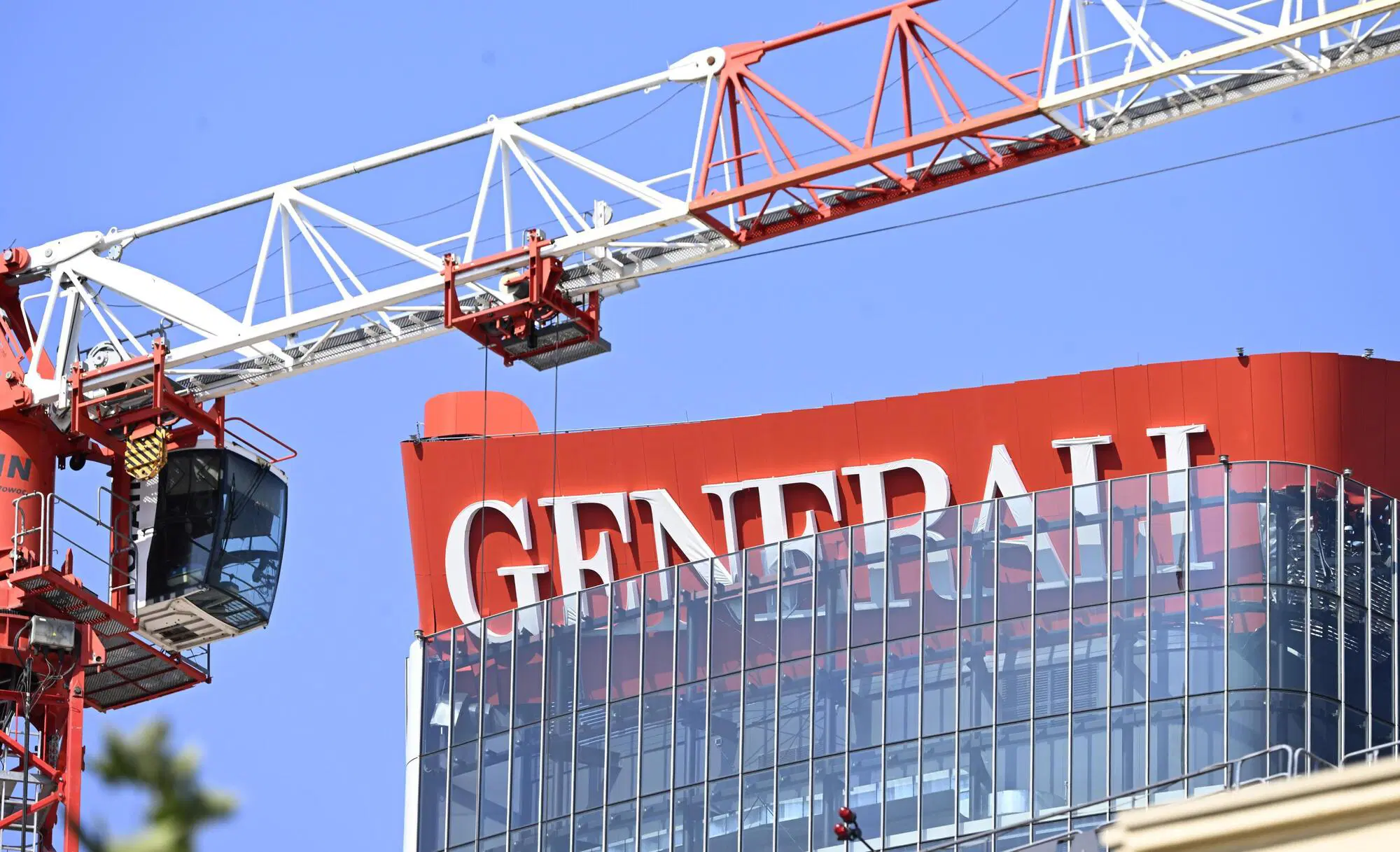 L'insegna inclinata di Generali sul grattacielo di City Life a Milano simbolo del declino della citt&agrave;?
