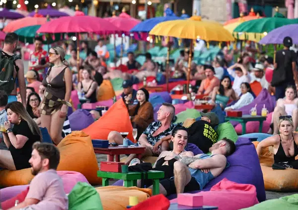 TURISMO IN ITALIA IN CRISI? Nel mondo ESPLODE! Bali al collasso per colpa di Influencer, travel blogger e &ldquo;viaggiatori occasionali&rdquo;. Ecco come l'overtourism distrugge il mondo