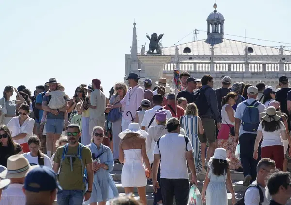TURISMO VIOLENTO A VENEZIA? Calci e pugni al tabaccaio perch&eacute; il pagamento con carta non funziona. Ma chi &egrave; l&rsquo;aggressore? 
