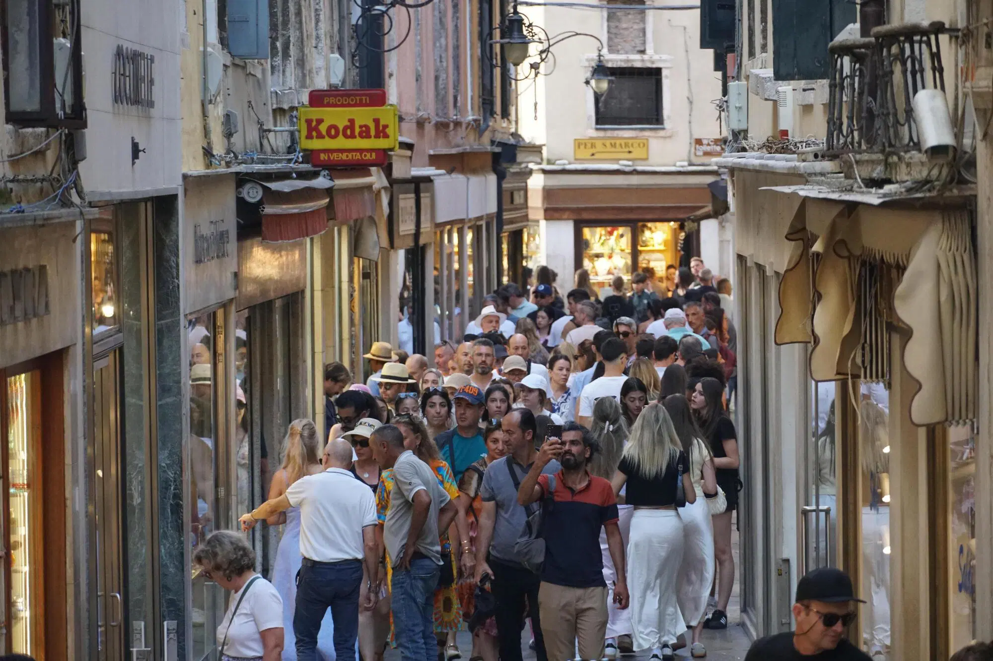 Venezia, aggredito un tabaccaio con calci e pugni