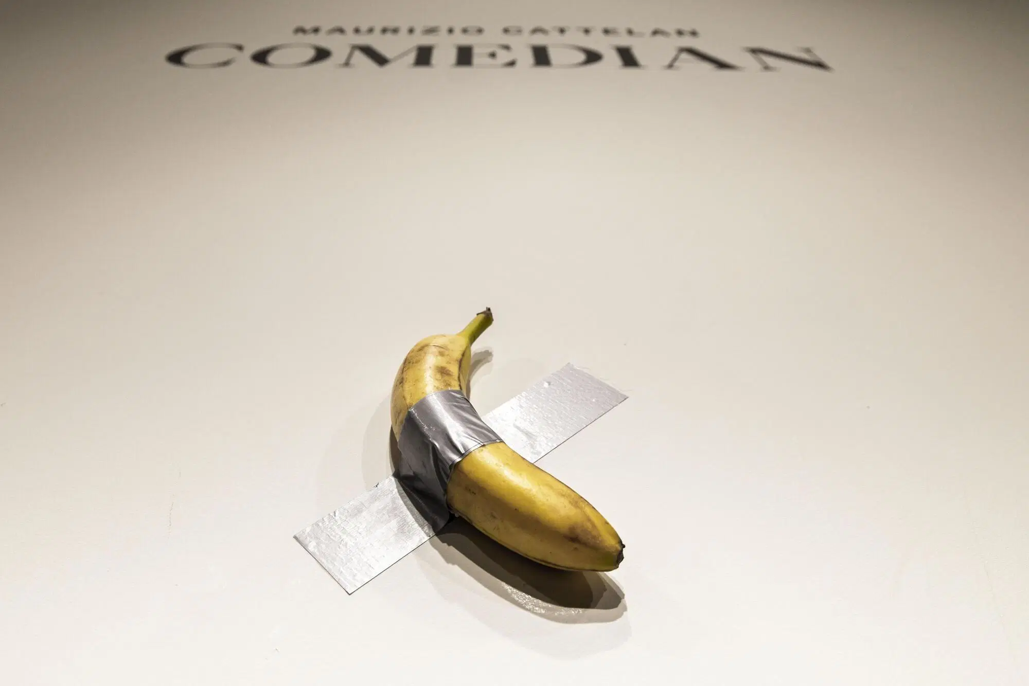 Comedian, l'opera di Maurizio Cattelan