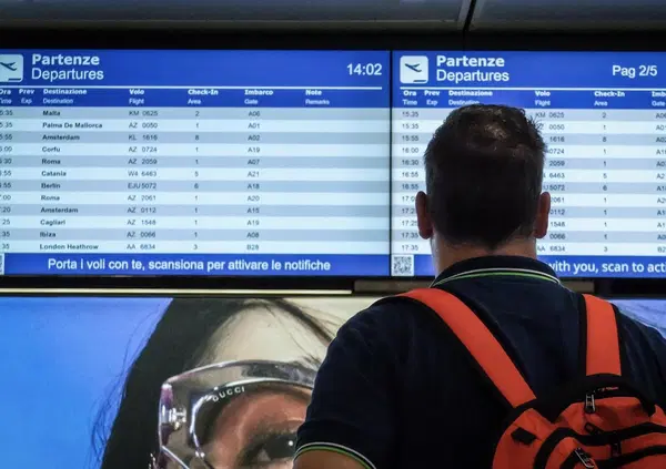 CAOS TURISMO? Il paradosso dei voli ad agosto (Etna permettendo): i prezzi calano pi&ugrave; a ridosso della partenza per le vacanze. Le compagnie aeree &ldquo;premiano&rdquo; i ritardatari? Ecco le tratte e i giorni migliori