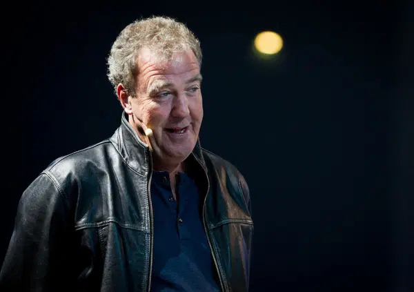 Jeremy Clarkson prova la Toyota Land Cruiser Commercial: &ldquo;Se dovessi scegliere un'auto in cui rimanere bloccato in una giungla o in un deserto, sceglierei questa&rdquo;