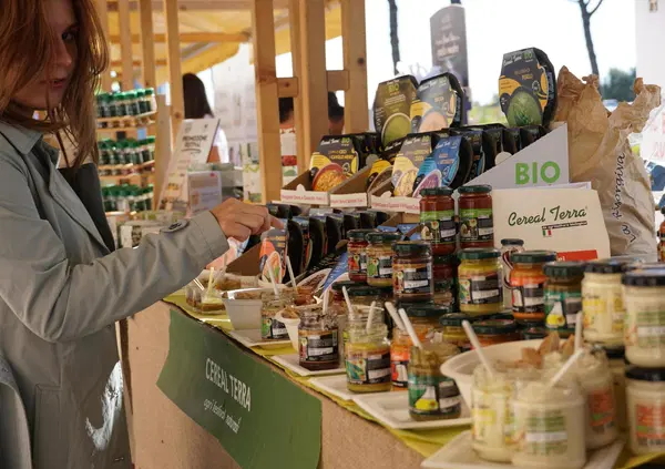 SANTO BIO! Naike Rivelli e i clienti al verde: &ldquo;NaturaS&igrave;, AUMENTI NO! Perch&eacute; le aziende green aumentano i prezzi senza spiegazioni?&rdquo;. E su MOW lancia un appello: &ldquo;Creiamo una catena alimentare alternativa&rdquo;