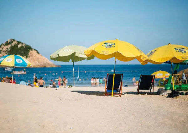 TURISMO IN VACCA? Balneari contro Gassman, Schlein e 5 Stelle contro Governo Meloni: le polemiche su vacanze, ombrelloni e potere d&rsquo;acquisto dimostrano che la situazione &egrave; grave (?) ma non seria (e la colpa &egrave; anche dei giornali)