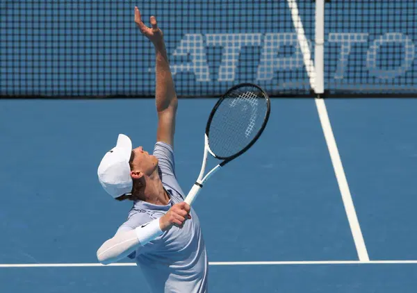 Ma a chi ha detto &ldquo;Sei una mer*a&rdquo; Sinner? E la reazione di coach Vagnozzi? Intanto Bertolucci avverte Alcaraz, anche se Jannik ammette di non avere speranze con Carlos. Perch&eacute;? Questione di palline...