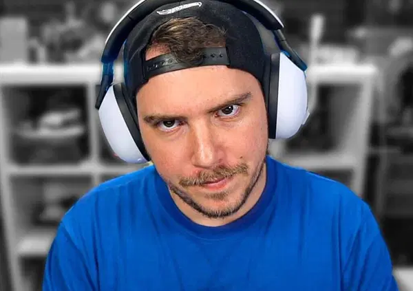 TOT&Ograve;, &ldquo;BATTUTE ALLA STRISCIA LA NOTIZIA?&rdquo; Lo youtuber MIKESHOWSHA fa incazzare il mondo: &ldquo;Non ho mai visto un suo film, non c'&egrave; motivo di vederli&rdquo;. Ma mi faccia il piacere o no?