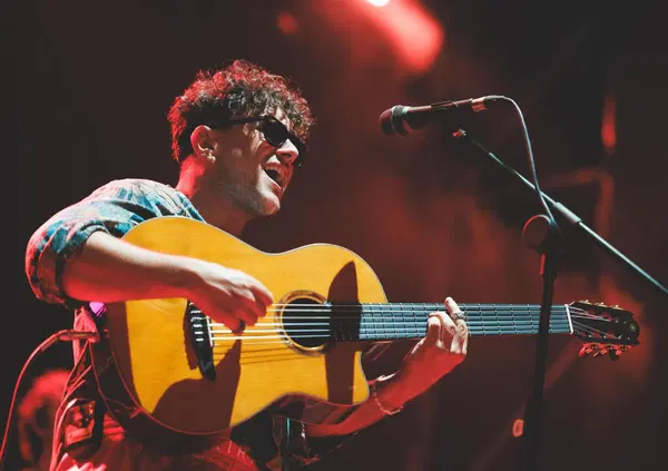 Siamo andati al concerto di Marco Castello (e dei Fearless Flyers) al Locus Festival, ma com&rsquo;&egrave; stato? Un coito interrotto: non basta scrivere ottime canzoni per rendere bene dal vivo. Ma i maestri&hellip;