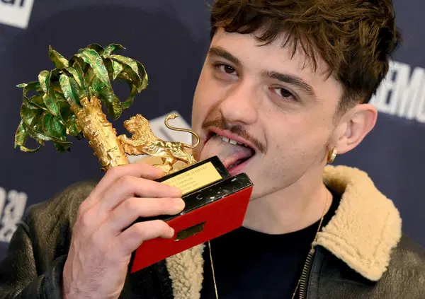 LE BOMBE DI SCANZI SUL CASO OLLY balorda tavolata: &ldquo;Gli indignati hanno la stessa attivit&agrave; sessuale dei bradipi in coma&rdquo;. Ma le canzoni del vincitore di Sanremo? &ldquo;Non &egrave; il peggiore. E questo la dice lunga sulla musica in Italia&rdquo;