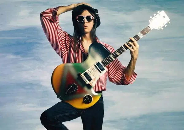 Siamo andati al concerto di Lucio Corsi al Locus Festival, ma com&rsquo;&egrave; stato? Piuttosto deludente, ma salvato dai pezzi sempreverdi di un cantautore che sa scrivere e&hellip;