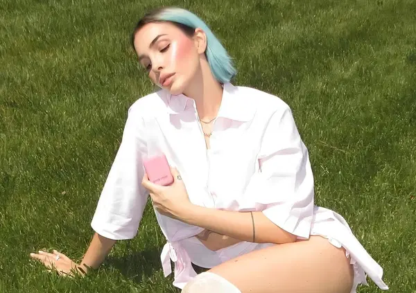 CHI &egrave; J-LO e CHI NO. Ma com&rsquo;&egrave; messa Rose Villain che uccide un grillo sul palco? Altro che vegan e ambientalista (e altro che Jennifer Lopez)&hellip; Naike Rivelli: &ldquo;E chi, come Vogue, la celebra come cruelty free, cosa dice adesso?&rdquo;