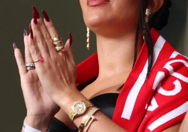 CR7 + GEORGINA = MONEY. Meglio l'anello o gli orologi? La collezione di lei, tra Rolex, Cartier, Audemars Piguet e Richard Mille: ecco modelli e prezzi