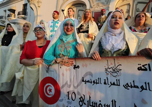 Vacanze e turismo in crisi, ma la Tunisia? Ci siamo stati ed ecco com&rsquo;&egrave;, tra i datteri, Bella Ciao dance, le bandiere palestinesi, il ricordo di Majorana e...