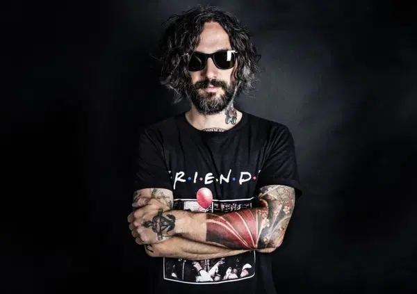 Il mash-up secondo DJ Aladyn: &ldquo;Sbatto in faccia gli Offspring a Brunori Sas e sotto le rime di Marracash metto la drum and bass&rdquo;. E su Radio Deejay, con &ldquo;Summer camp&rdquo;&hellip;