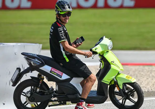 Il venerd&igrave; d'Austria? Marc Marquez illude Pecco Bagnaia sotto gli occhi di Valentino Rossi, l'Aprilia maledice il cambiamento climatico