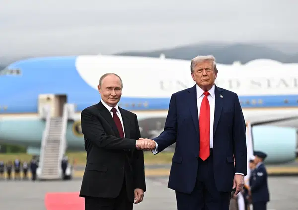 Avete visto la stretta di mano ad Anchorage? Vladimir vince a braccio di ferro e Lilin fa notare il dettaglio: &ldquo;Trump tira ma Putin &egrave; pronto&rdquo;. Ma sulle auto regna Donald con la sua Cadillac One &ldquo;Bestia&rdquo;