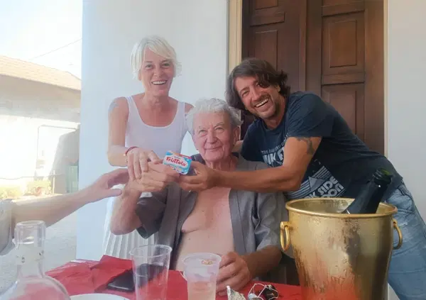 Omicidio Poggi, ma che caz*o ci fa Lovati con un Fruttolo in mano nel giorno dell&rsquo;anniversario del delitto di Chiara? Intanto lui augura buon Ferragosto da Corona, e Albina Perri: &ldquo;Questo &egrave; ok?&rdquo;