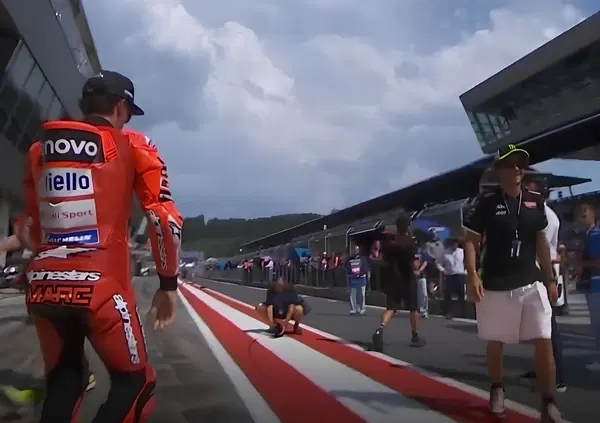 Incrociarsi e non vedersi! &ldquo;In pista l&rsquo;avrei notato&rdquo;: Marc Marquez taglia corto (e furbo) su Valentino Rossi al Red Bull Ring. Mentre il fratello Alex stuzzica Pecco&hellip;