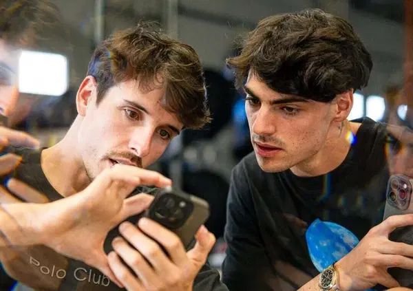 Il GP d'Austria, Marquez, Aldeguer e quel box con le maniere semplici in cui &egrave; sempre festa per tutti (tranne per l&rsquo;alluce di Fermin)