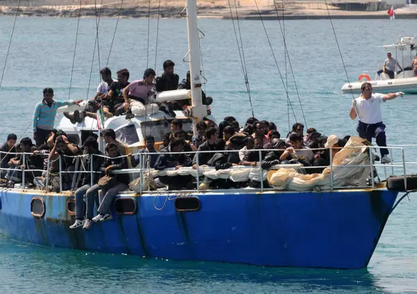 Abbiamo letto &ldquo;Il campo dei santi&rdquo; di Raspail, il romanzo estremo sull&rsquo;immigrazione ripubblicato da La Verit&agrave; e Panorama che ha fatto incaz*are la sinistra: ma com&rsquo;&egrave;? Una parabola sulla fine del nostro modello di vita (e per questo lo vogliono censurare)