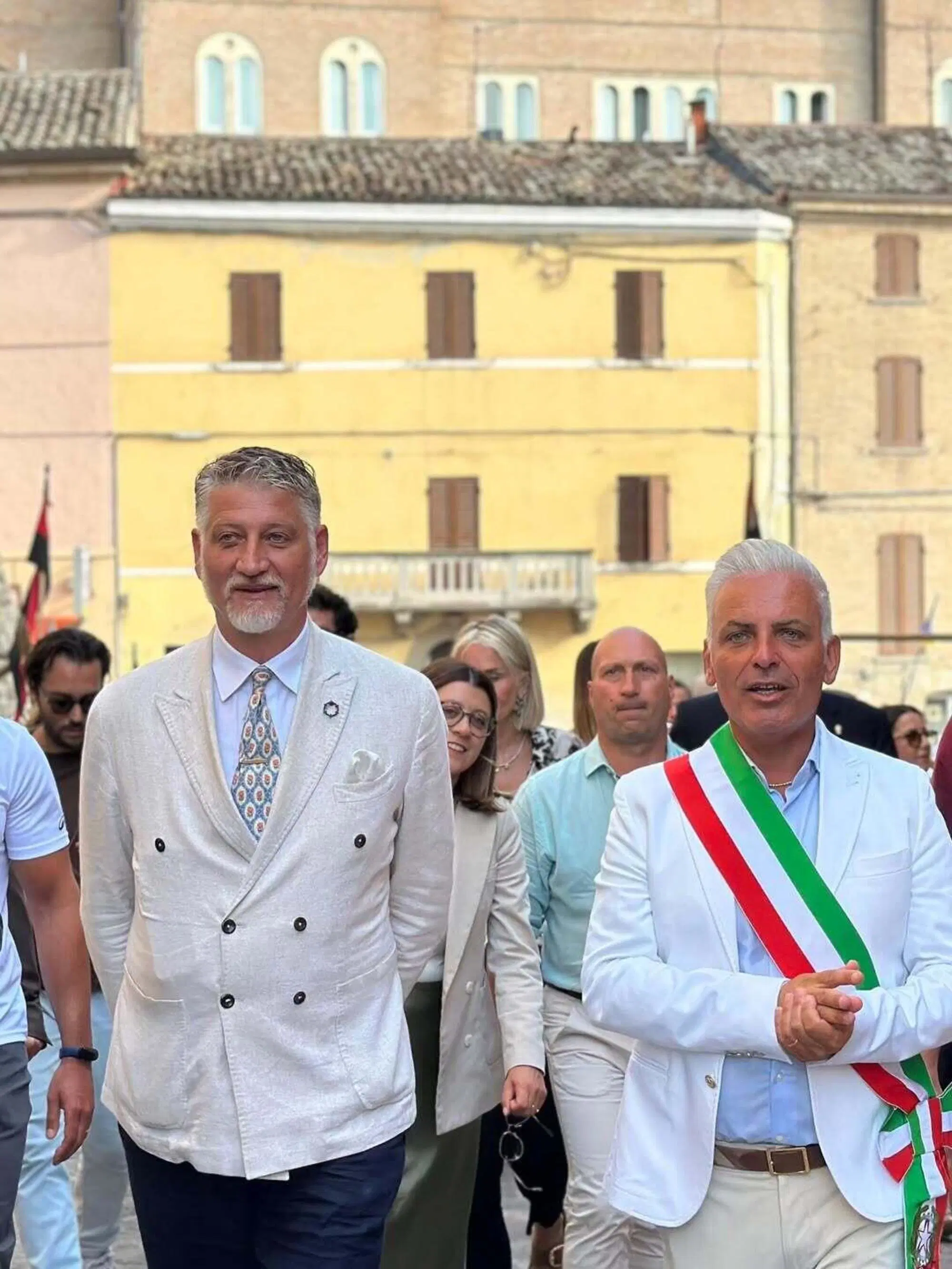 Il ministro della cultura Alessandro Giuli con la spilla dell'anellone a nodi piceno