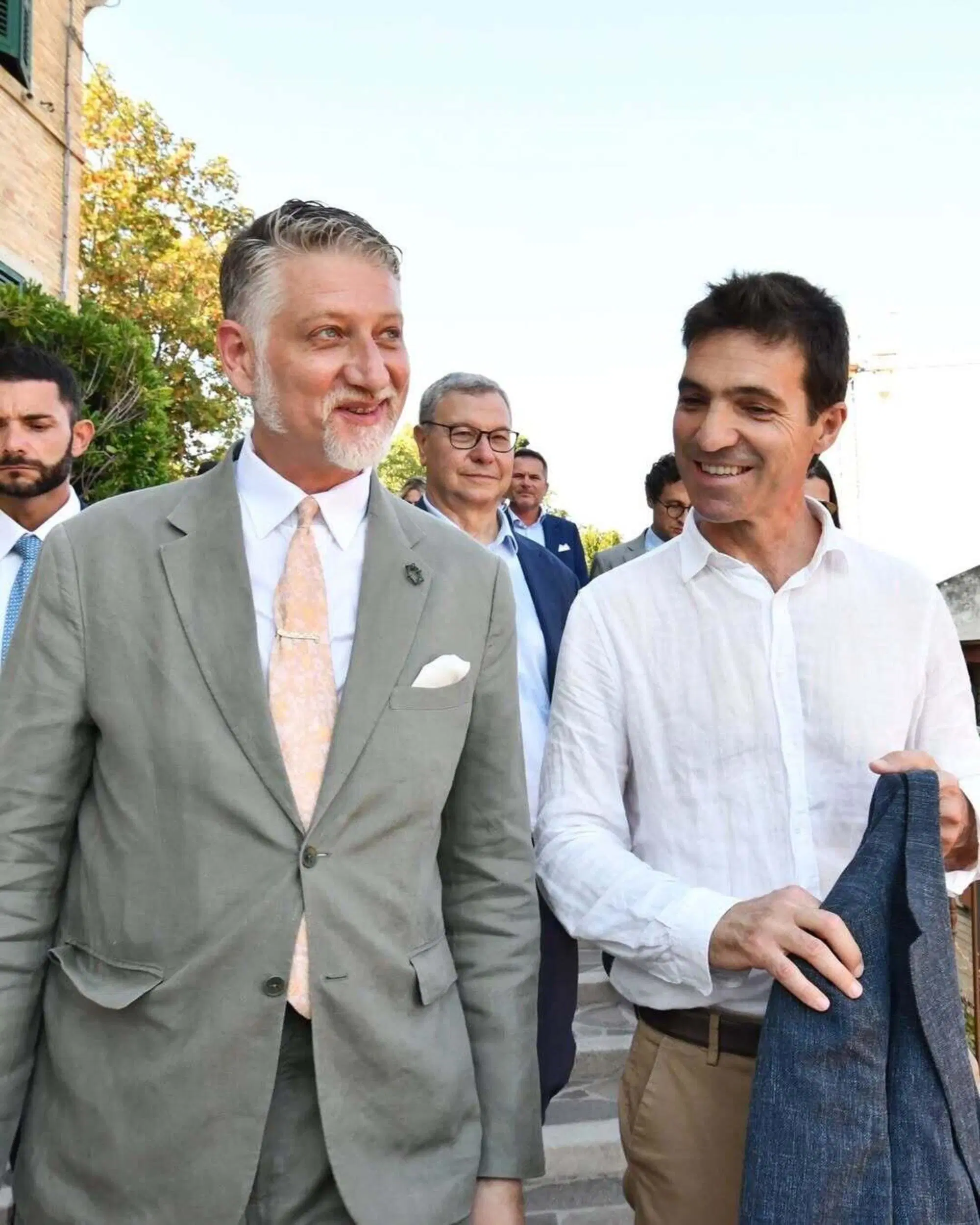 Il ministro della cultura Alessandro Giuli con la spilla dell'anellone a nodi piceno