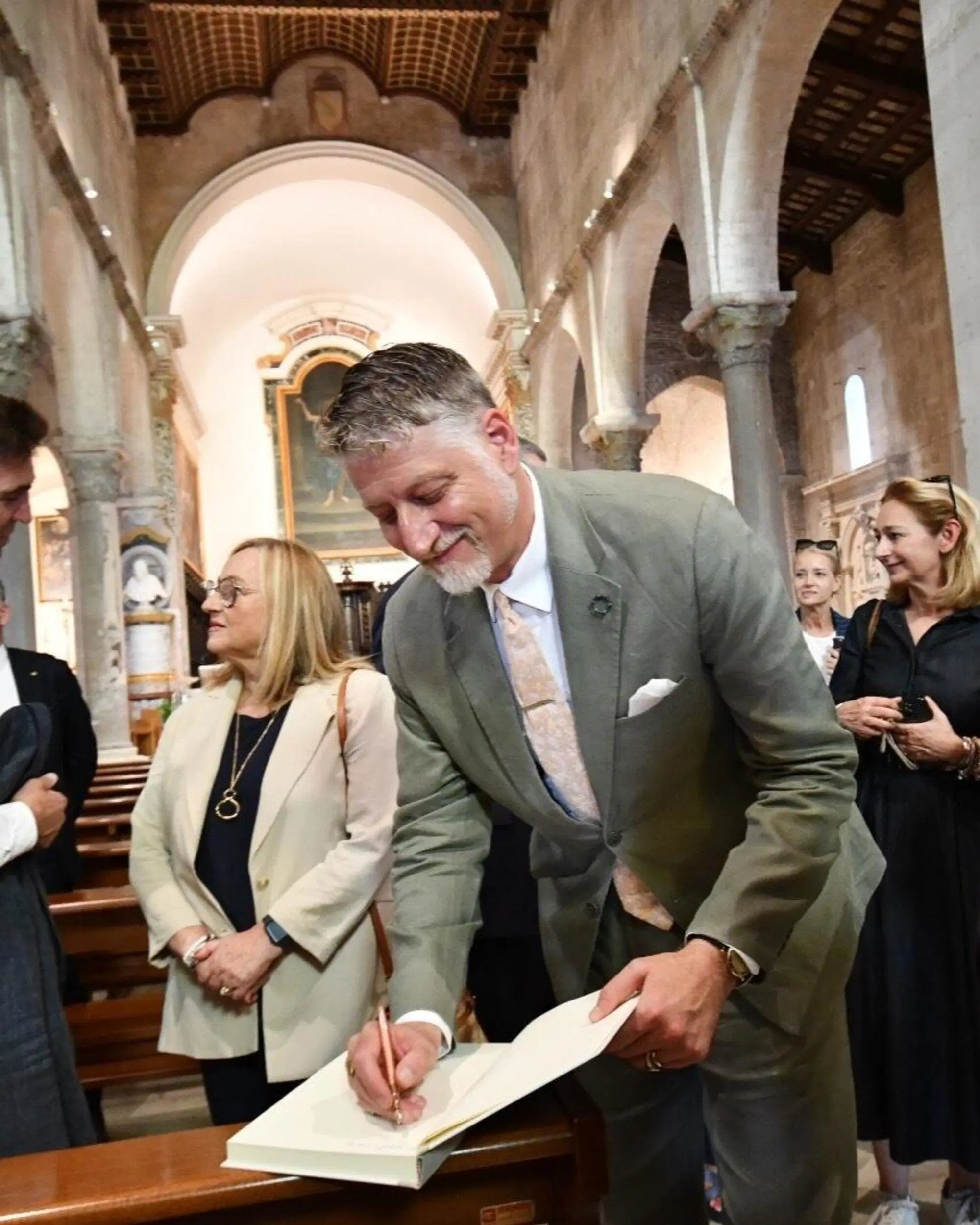 Il ministro della cultura Alessandro Giuli con la spilla dell'anellone a nodi piceno