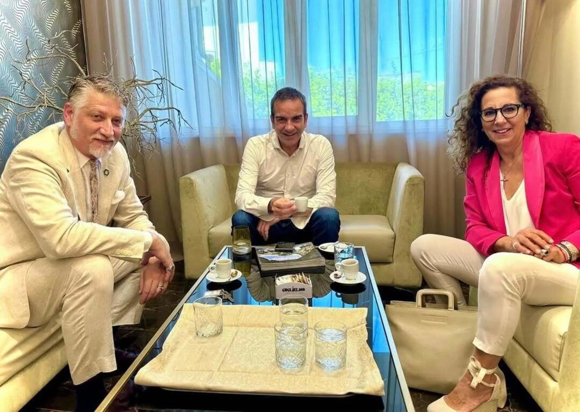 Il ministro della cultura Alessandro Giuli con la spilla dell'anellone a nodi piceno