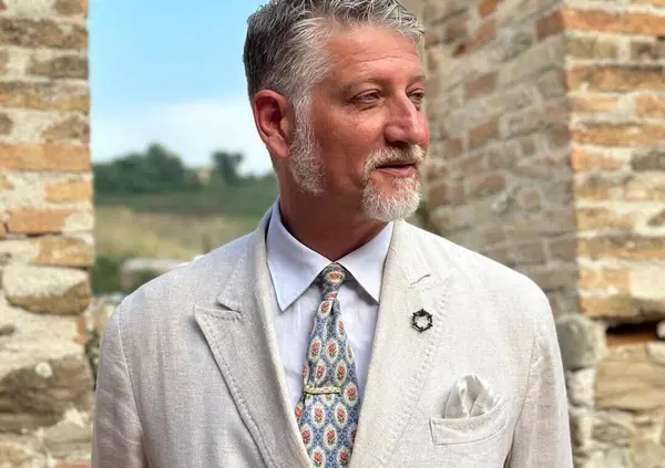 Ma l&rsquo;avete vista la &ldquo;MISTERIOSA&rdquo; SPILLA indossata dal ministro Alessandro Giuli? Un simbolo pagano, chiamato "anellone a nodi dei Piceni", di fertilit&agrave;. Ma anche di femminilit&agrave;...