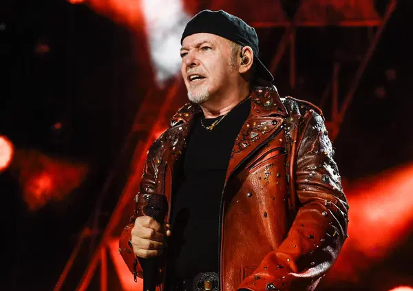 Vasco Rossi pu&ograve; fare UNA VACANZA TRANQUILLO? Il turismo &egrave; in crisi, i rompicogl*oni del selfie no. Ma godetevelo su Canale 5 ne I magnifici 7 concerti&hellip;