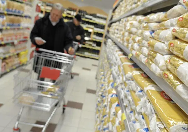 Siamo andati in vacanza, MA ORA COSA MANGIAMO? Caro spesa shock, chef Guido Mori denuncia: &ldquo;Servono prezzi calmierati&rdquo;. La pasta come il caviale? Benvenuti in Italia, dove mangiare &egrave; un lusso...