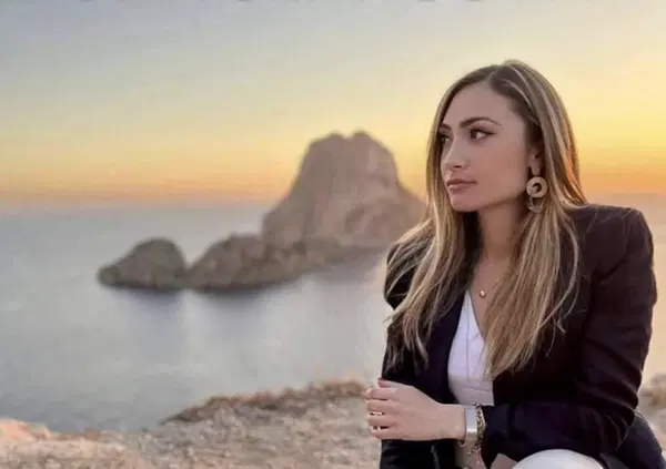 Ma a che caz*o servono le leggi e le fiaccolate se le donne continuano ad essere uccise da chi hanno denunciato? Gli slogan restano un alibi collettivo per sentirci migliori davanti l&rsquo;ennesimo femminicidio, anche se non &egrave; stato fatto niente per evitarlo