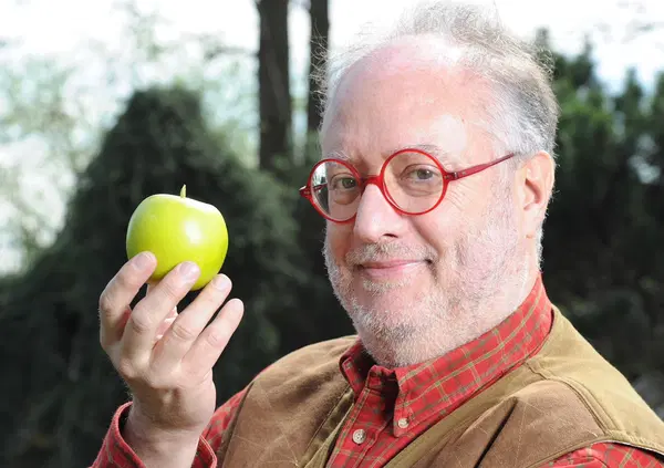 Caro prezzi? "VIVA LA GRANDE DISTRIBUZIONE E GLI AGRITURISMI": i consigli per gli acquisti del critico enogastronomico Edoardo Raspelli contro gli aumenti. E i giornalisti... 