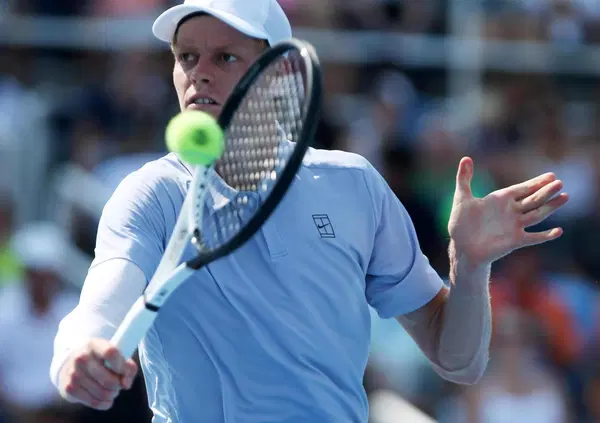 Sinner ko: virus, caldo o mal di Alcaraz? Cosa ha avuto Jannik in finale a Cincinnati? E non &egrave; la prima volta: s&igrave;, il ritiro &egrave; raro, ma &egrave; spesso in sofferenza in campo. Perch&eacute;?