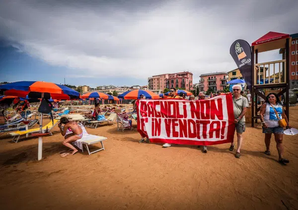 SPIAGGE VUOTE: ma se in Italia ce ne fossero di libere? I numeri spiegano la crisi. E il geologo Tozzi contro la privatizzazione: "Il 50% deve essere free, con garanzie ambientali, strutture rimovibili e nessun condono"