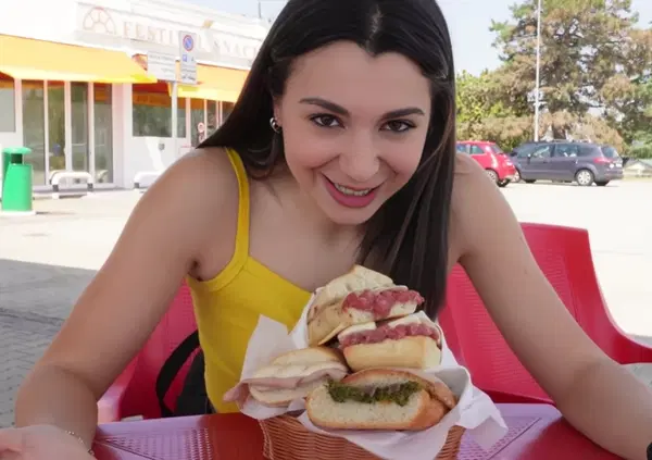 La migliore stazione di servizio in Italia? N&eacute; Autogrill n&eacute; Sarni o Chef Express. Giuliacrossbow e Franchino Er Criminale ci spiegano cosa (e come) si mangia sull'autostrada A6 Torino-Savona. E il prezzo&hellip;