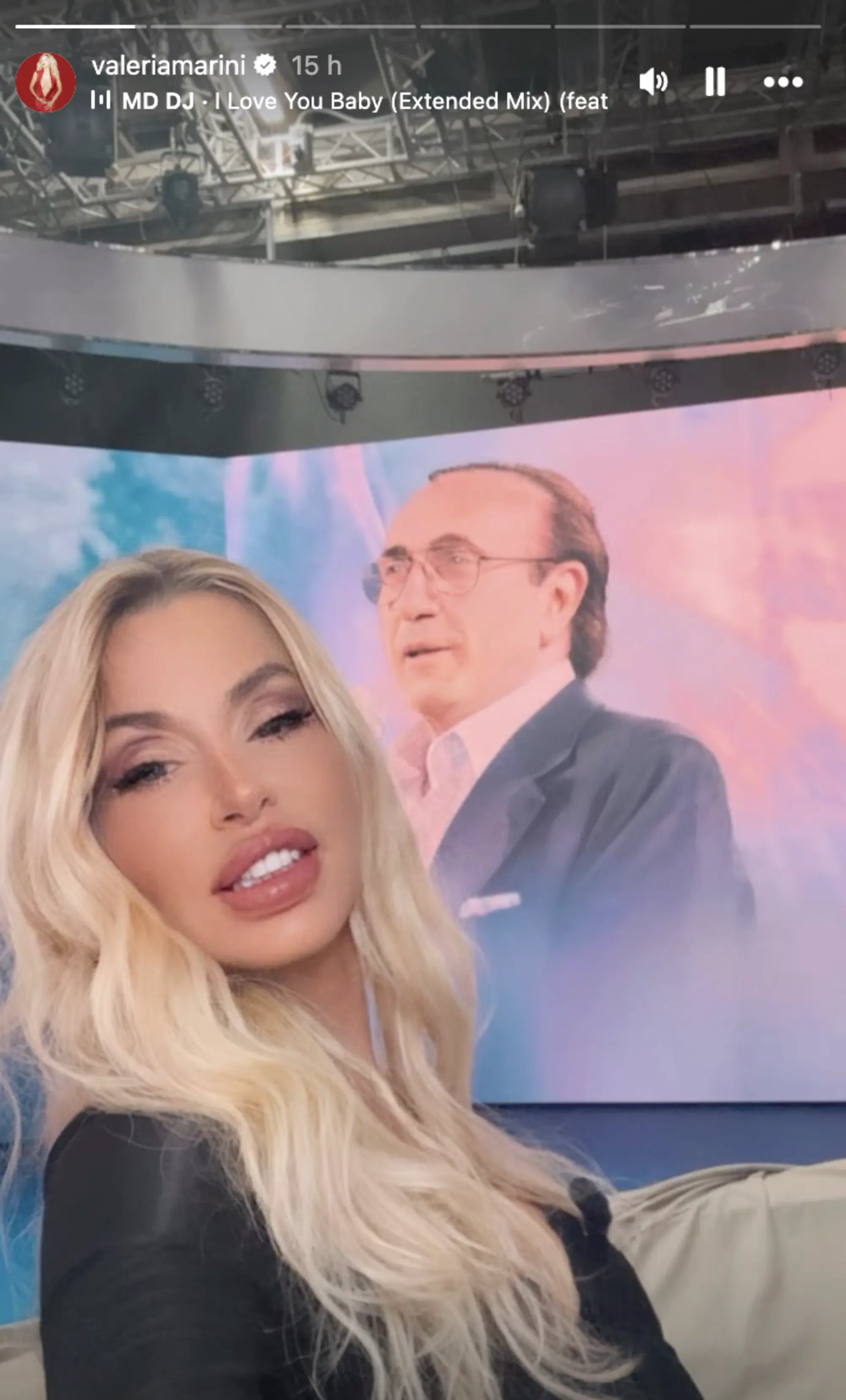 Valeria Marini e il selfie postumo con Pippo Baudo negli studi di Rai 1
