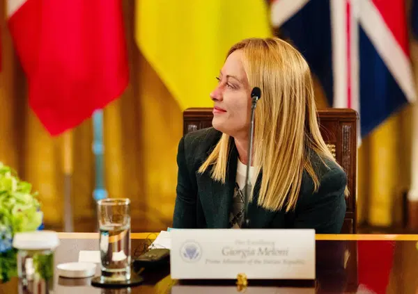 LA VERA DIMOSTRAZIONE DI POTERE: abbiamo letto il linguaggio del corpo di Giorgia Meloni alla Casa Bianca: mentre Zelensky si toglie la divisa per sottomettersi a Trump, lei gli sussurra all&rsquo;orecchio (&ldquo;Non voglio mai parlare con la stampa italiana&rdquo;) e...