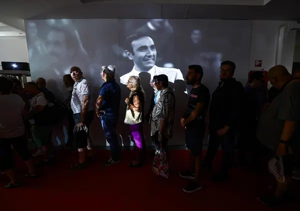 Le PAGELLE dell'ultimo saluto a Pippo Baudo: Fiorello torna al variet&agrave;? (9), Marini e il selfie cringe (3), Cristicchi &ldquo;arte pura&rdquo; (4). E il fotomontaggio col morto? Dalla camera ardente ai funerali a Militello &egrave; tutto un grande SHOW