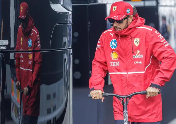 Crisi Hamilton, ora parla Vasseur: &ldquo;Lewis non &egrave; come Carlos Sainz. E cos&igrave; peggiora solo le cose&rdquo;