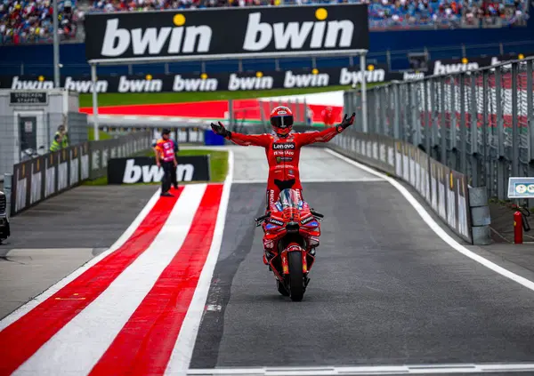 Quello tra Bagnaia e Ducati sembra un divorzio alla Amici Miei? S&igrave;, anche perch&eacute; oltre ai 12 secondi di Pecco nel 2024 c&rsquo;erano anche quelli di Marquez [VIDEO]