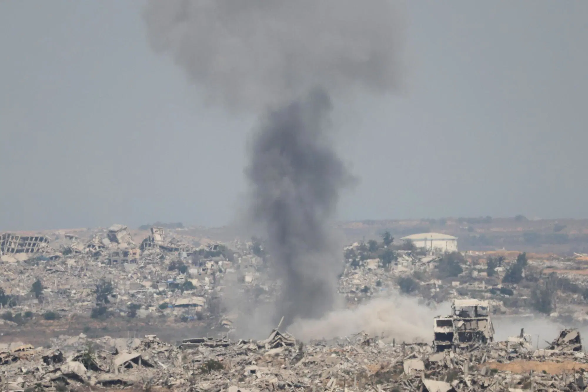 	 Il fumo che sale da un edificio distrutto dai bombardamenti israeliani