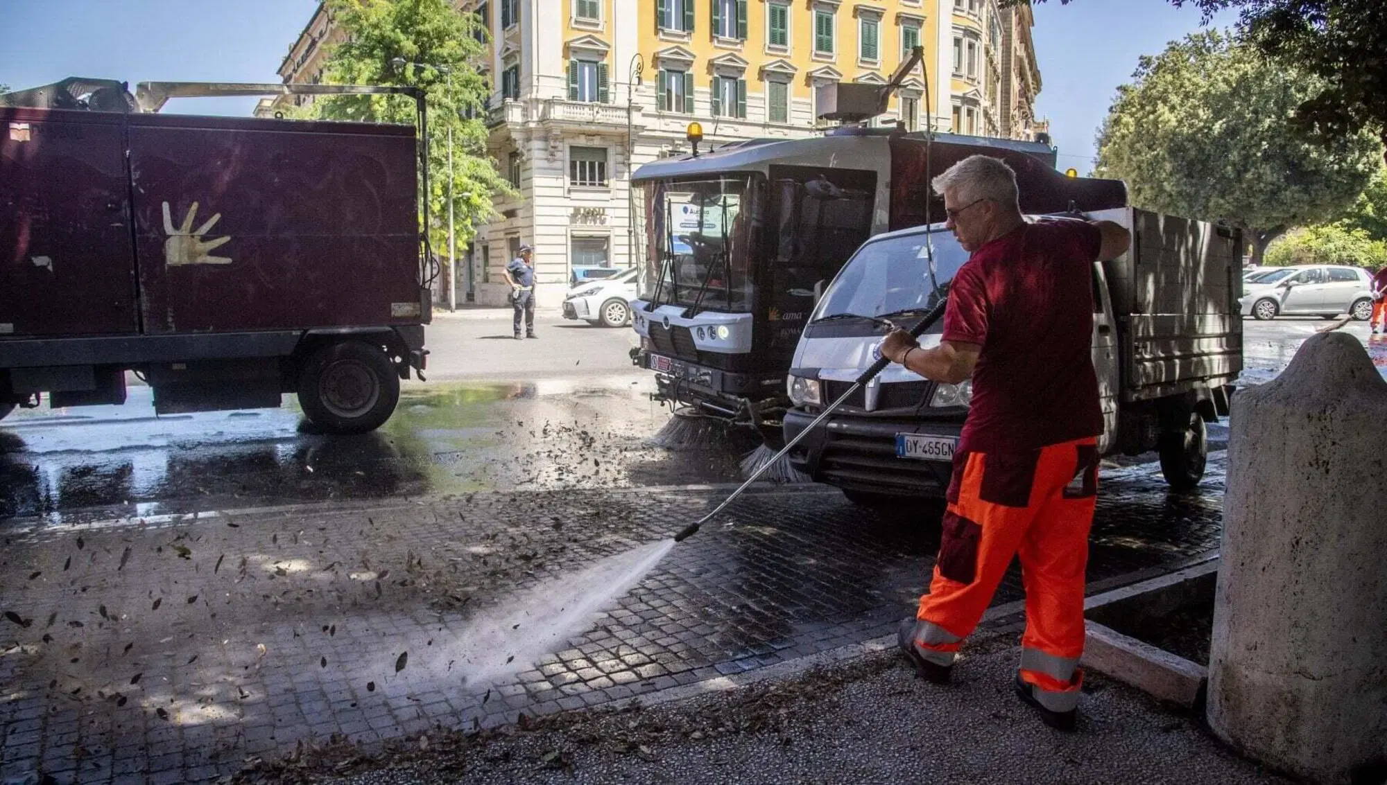 Roma deserta in agosto, rimane solo chi pulisce le strade