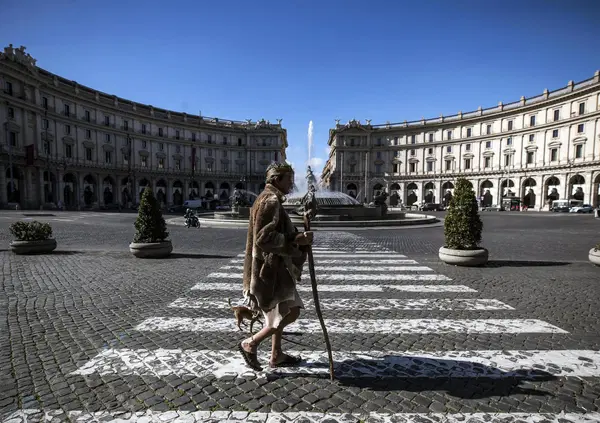 Il turismo alternativo? LE VACANZE A ROMA di Fulvio Abbate: deserta e allucinata, tra miraggi di Pasolini, Mastroianni e Sophia Loren, trasforma agosto in un'esperienza erotica e surreale...