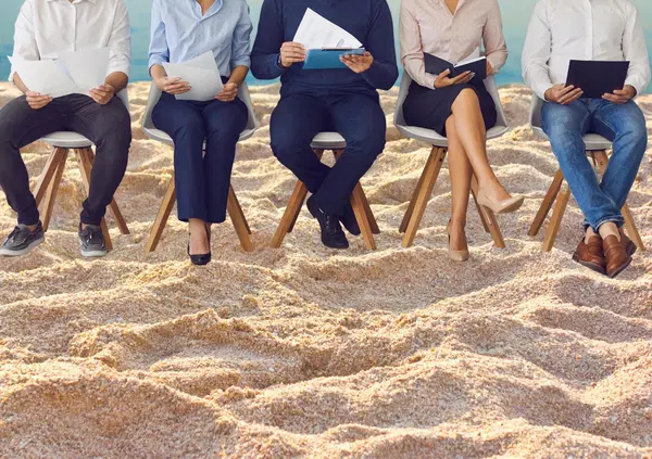 Il caso letterario dell&rsquo;estate? Il manuale per passare il concorso al Ministero della giustizia &egrave; il libro pi&ugrave; venduto su Amazon: altro che vacanze, gialli e romance: gli italiani pensano al posto fisso