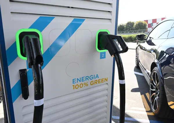 Davvero gli europei CREDONO nell&rsquo;auto elettrica con vendite RECORD nel 2025? Masterpilot Perucca Orfei asfalta Open: "Senza incentivi non le compra nessuno". E i cinesi ringraziano...