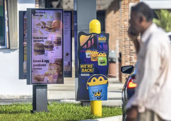MANGIARE AL MCDONALD'S &Egrave; UN LUSSO? Sempre pi&ugrave; adulti ordinano Happy Meal, ma non per i giochi, perch&eacute; non hanno soldi. Altro che fast food, il Big Mac &egrave; il nuovo Gucci del popolo
