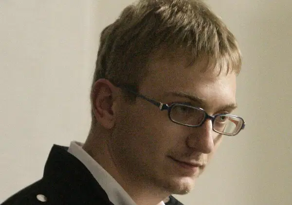 Omicidio Poggi, CHIARA &Egrave; STATA UCCISA CON UNA CHIAVE INGLESE? Fineschi: &ldquo;Alcune lesioni fanno pensare che la testa sia stata urtata pi&ugrave; volte contro un oggetto fisso, come un gradino&rdquo;. La ferita all&rsquo;orecchio? &ldquo; Forse un punteruolo o il famoso attizzatoio&hellip;&rdquo;