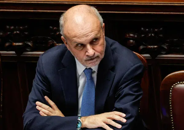 UNO CONTRO TUTTI: Schillaci scarica i no vax e ora rischia le dimissioni? Il governo si rivolta e i ministri si improvvisano esperti. Salvini: &ldquo;Non &egrave; scientificamente corretto&rdquo;. Lollobrigida: &ldquo;Il pensiero dominante non &egrave; sempre giusto&rdquo;. Ma che ne sanno? 